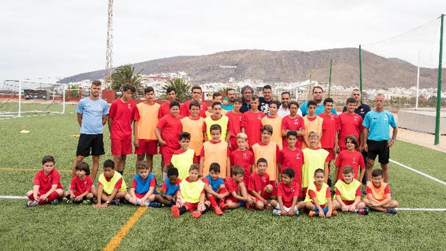 Vitolo, junto a su equipo de monitores, posa en el Campus de Gran Tarajal, el pasado año, junto a los alumnos.