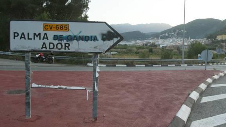 Un cartel indicativo de la entrada al municipio de Palma con el «de Gandia» tachado.