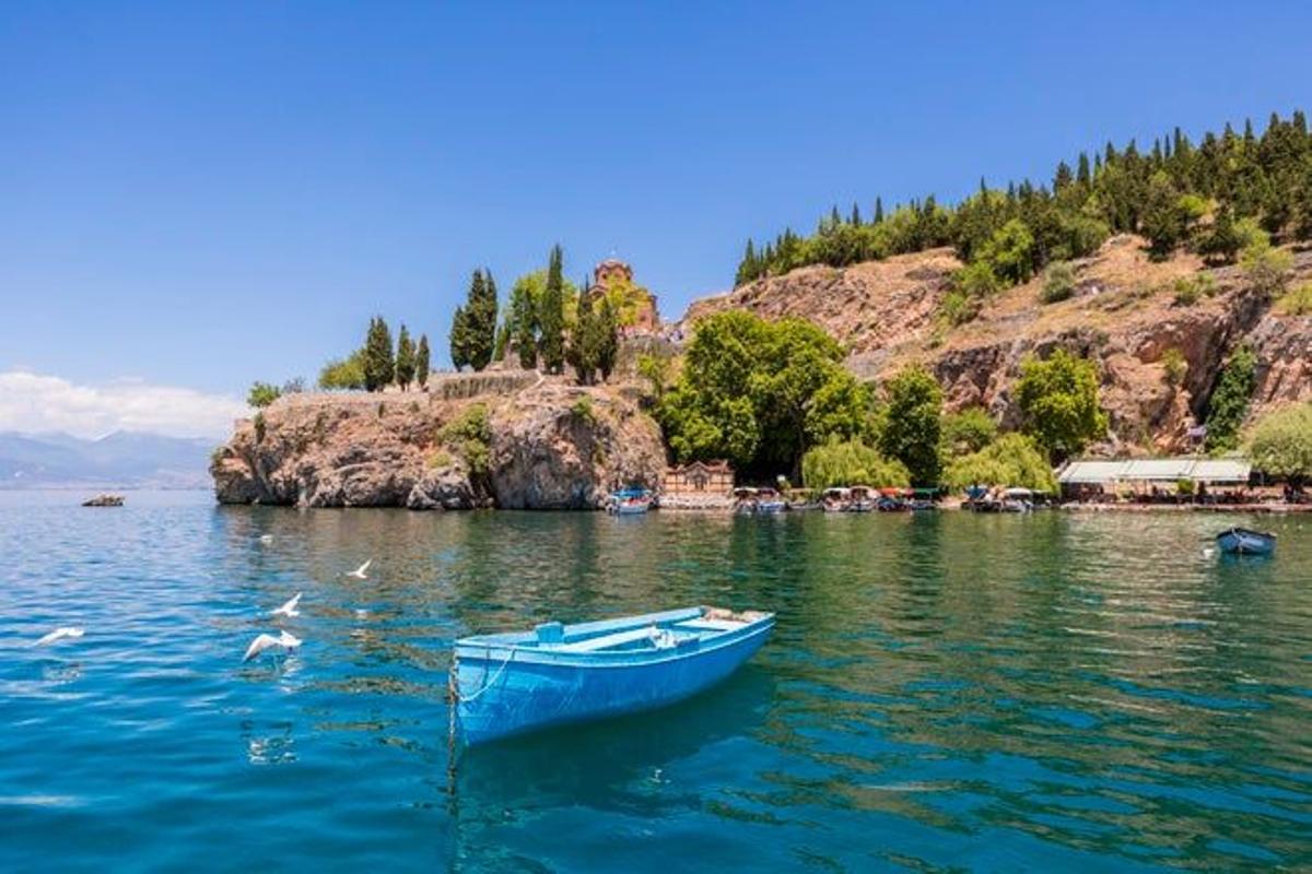 La iglesia bizantina de San Juan Kaneo se encuentra a orillas del lago Ohrid.