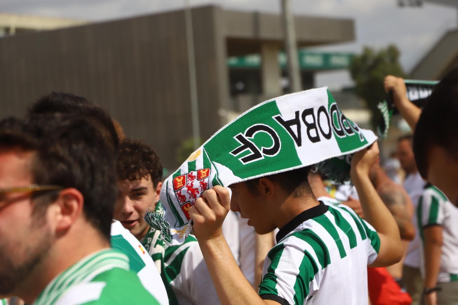 Córdoba CF-Ponferradina | El espectáculo de los aficionados en la Fan Zone de El Arcángel