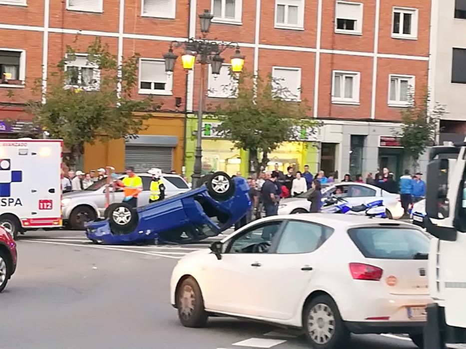 Un coche vuelca en una rotonda de Oviedo