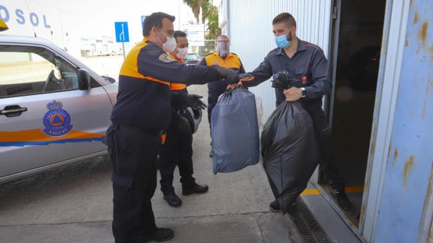 Protección Civil reparte mascarillas en los comercios de Camp de Morvedre