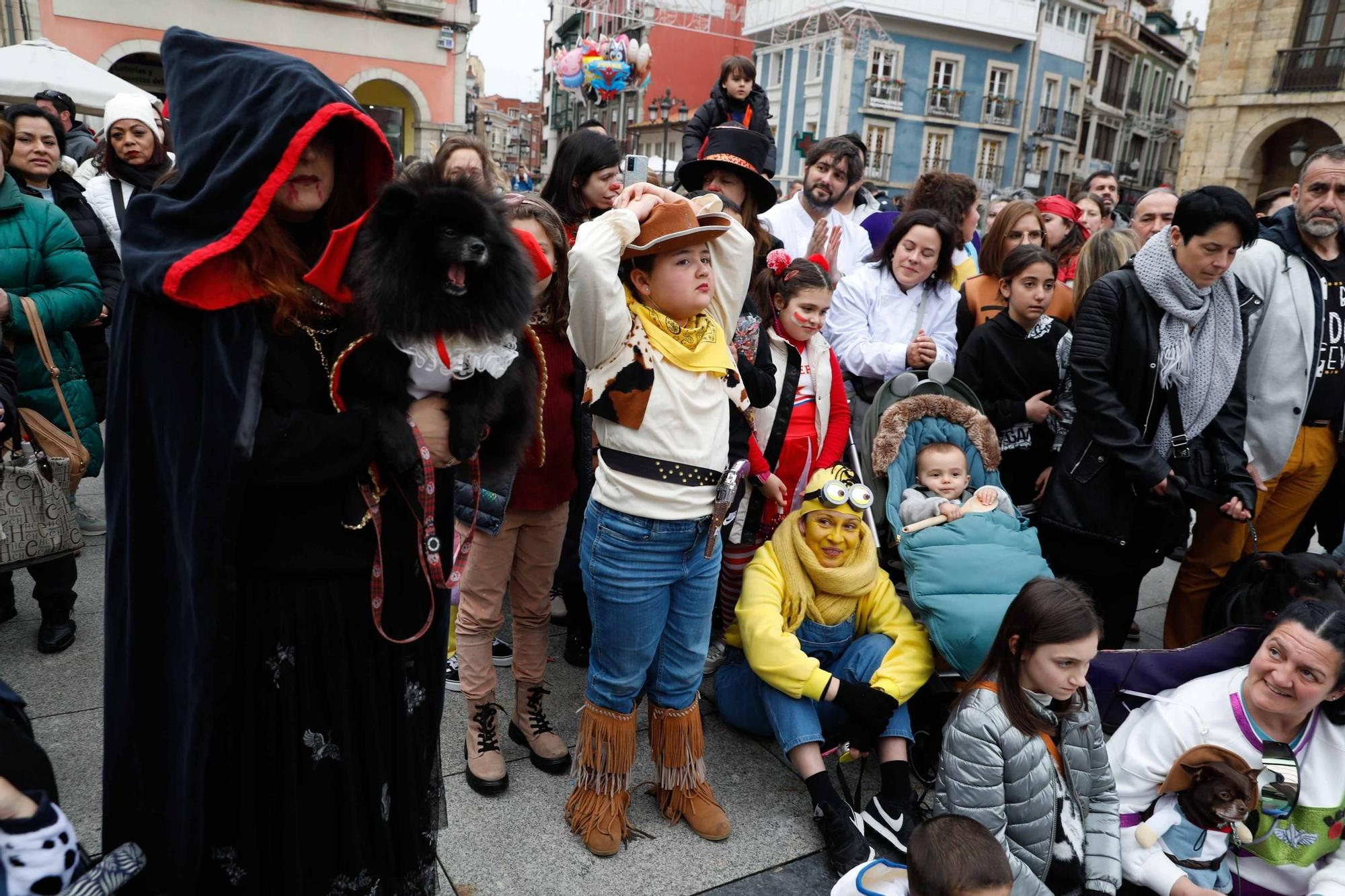 Las mascotas antroxaes desfilan ante su público