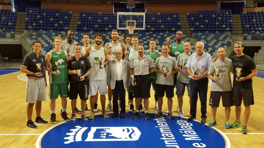 Cañete, a la izquierda, ya está en Málaga y ha recibido una réplica de la Eurocup, junto a la plantilla.