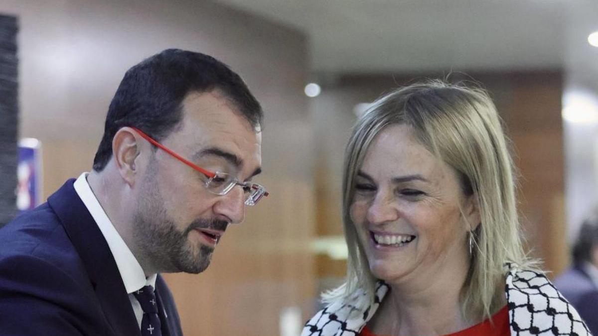 Adrián Barbón y Covadonga Tomé, en la Junta General.