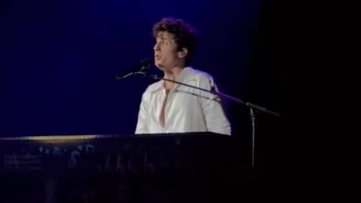 El homenaje de Charlie Puth a Matthew Perry en su concierto que nos ha emocionado a todos