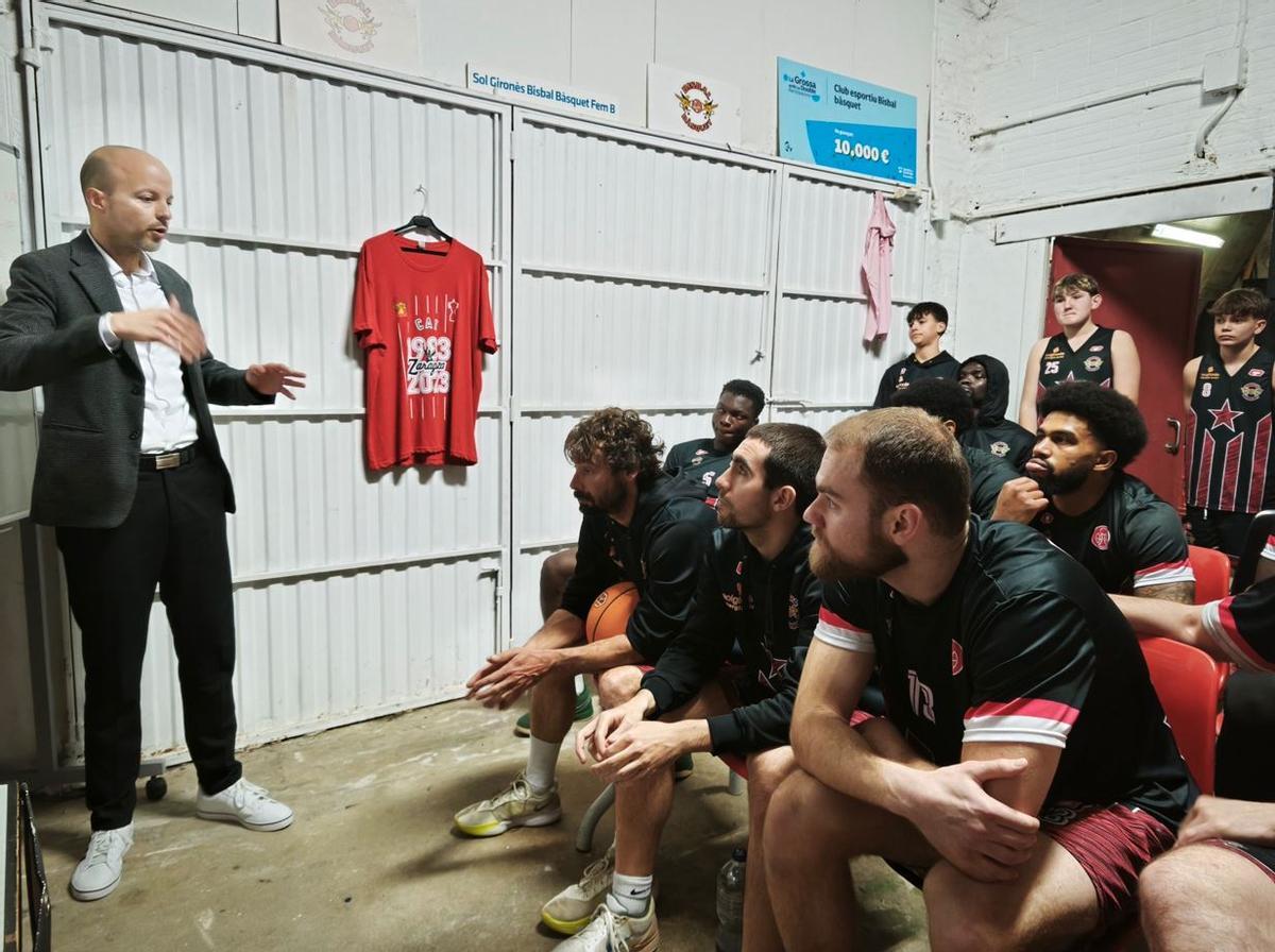Èric Surís, donant instruccions als seus jugadors abans de guanyar el Salou dissabte.