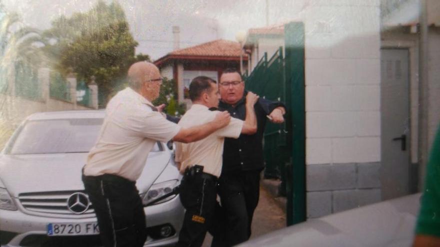 Vigilantes de seguridad echan a Tamargo del recinto de Miranda.