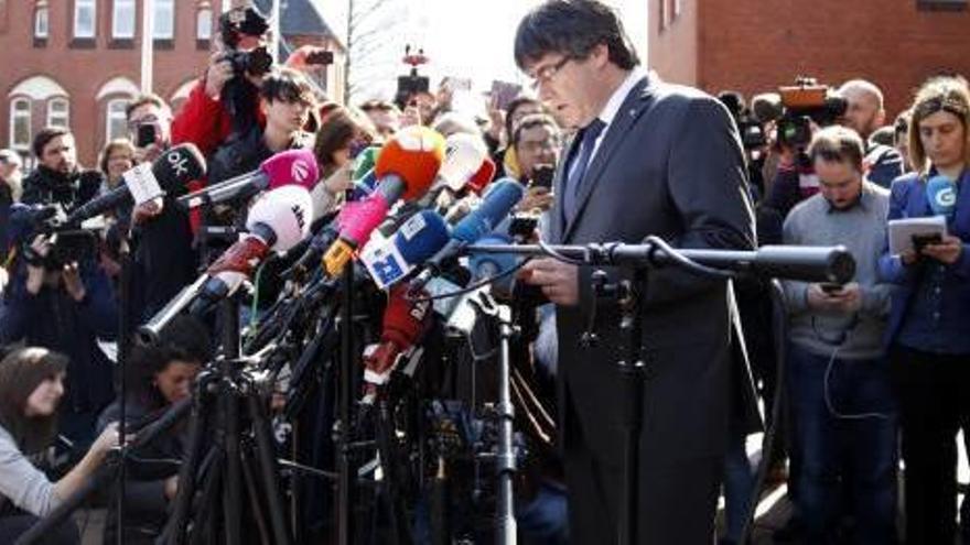 Carles Puigdemont, en una compareixença davant les portes de la presó de Neumünster