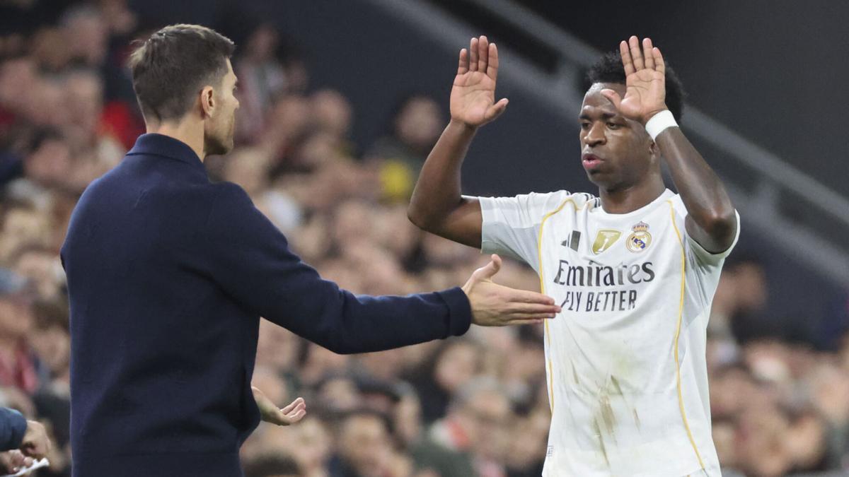 El delantero brasileño del Real Madrid Vinicius Junior saluda a su entrenador, Xabi Alonso, al ser sustituido durante el partido de la jornada 19 de LaLiga EA Sports entre el Athletic Club y el Real Madrid.