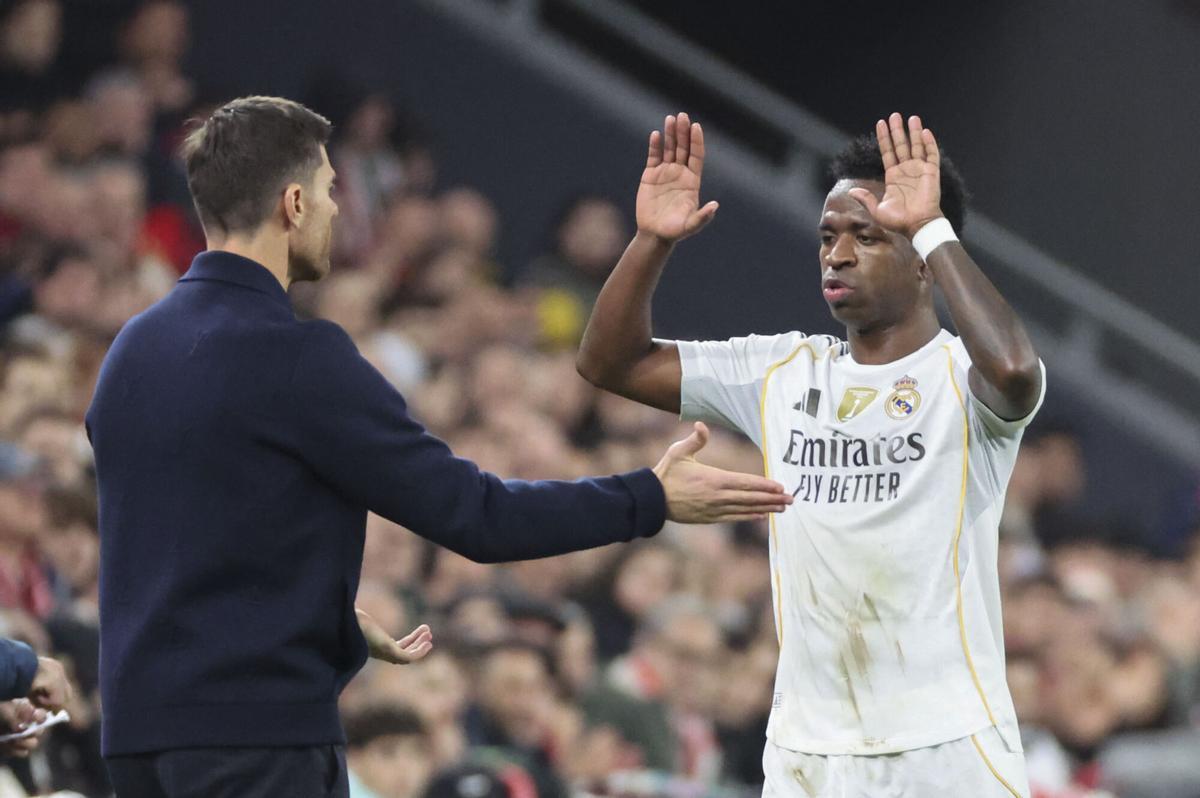 El delantero brasileño del Real Madrid Vinicius Junior saluda a su entrenador, Xabi Alonso, al ser sustituido durante el partido de la jornada 19 de LaLiga EA Sports entre el Athletic Club y el Real Madrid.