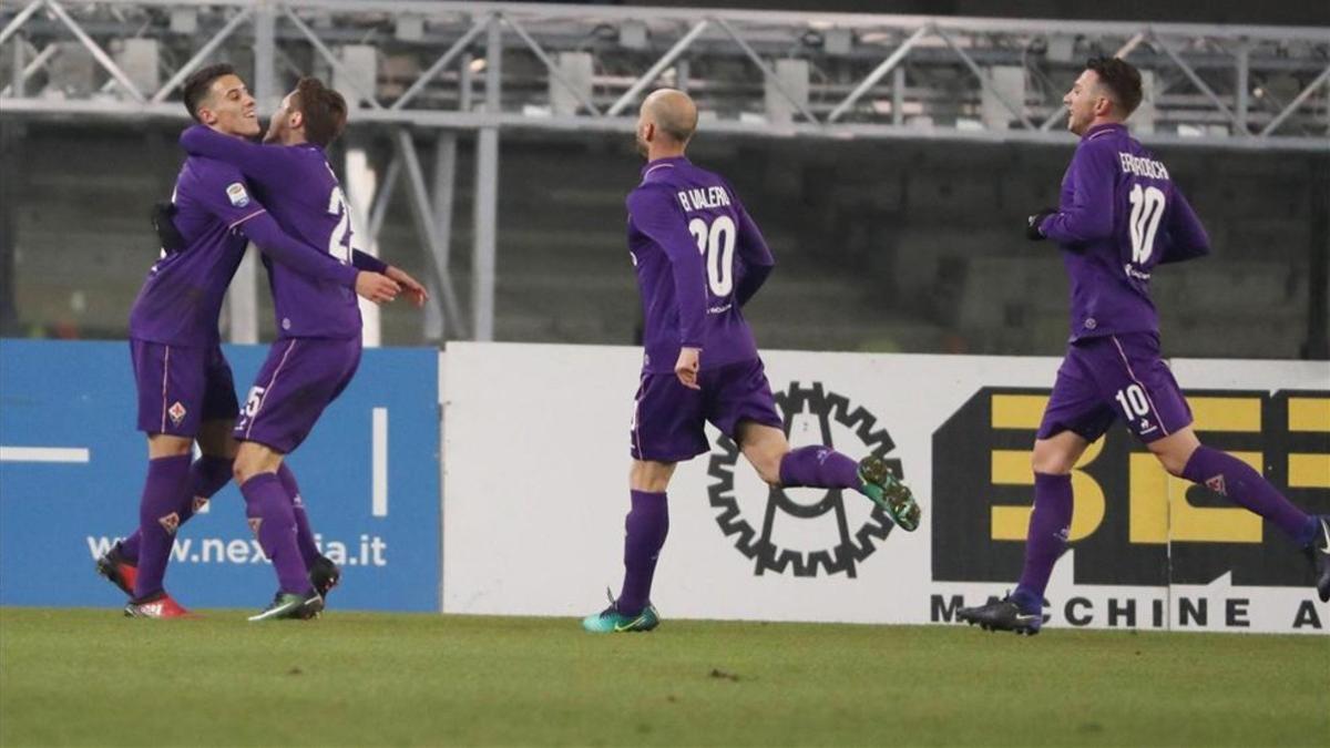 Cristian Tello es felicitado por sus compañeros tras anotar su primer gol de la temporada