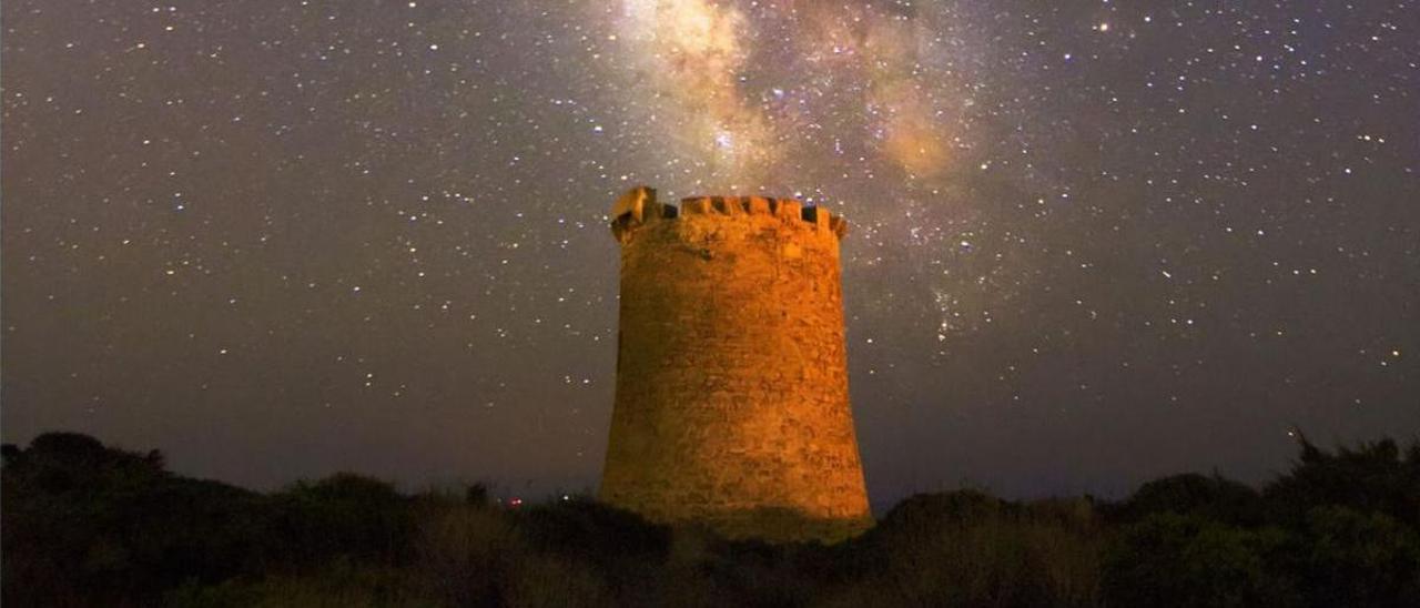 Fast wie ein Leuchtsignal über der Torre de s’Estella: Nachtaufnahme der Milchstraße.  | FOTO: JOAN ROIG