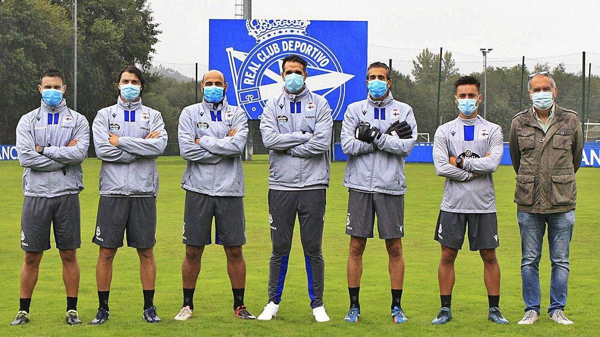 El cuerpo técnico del Fabril, sobre el césped de Abegondo.