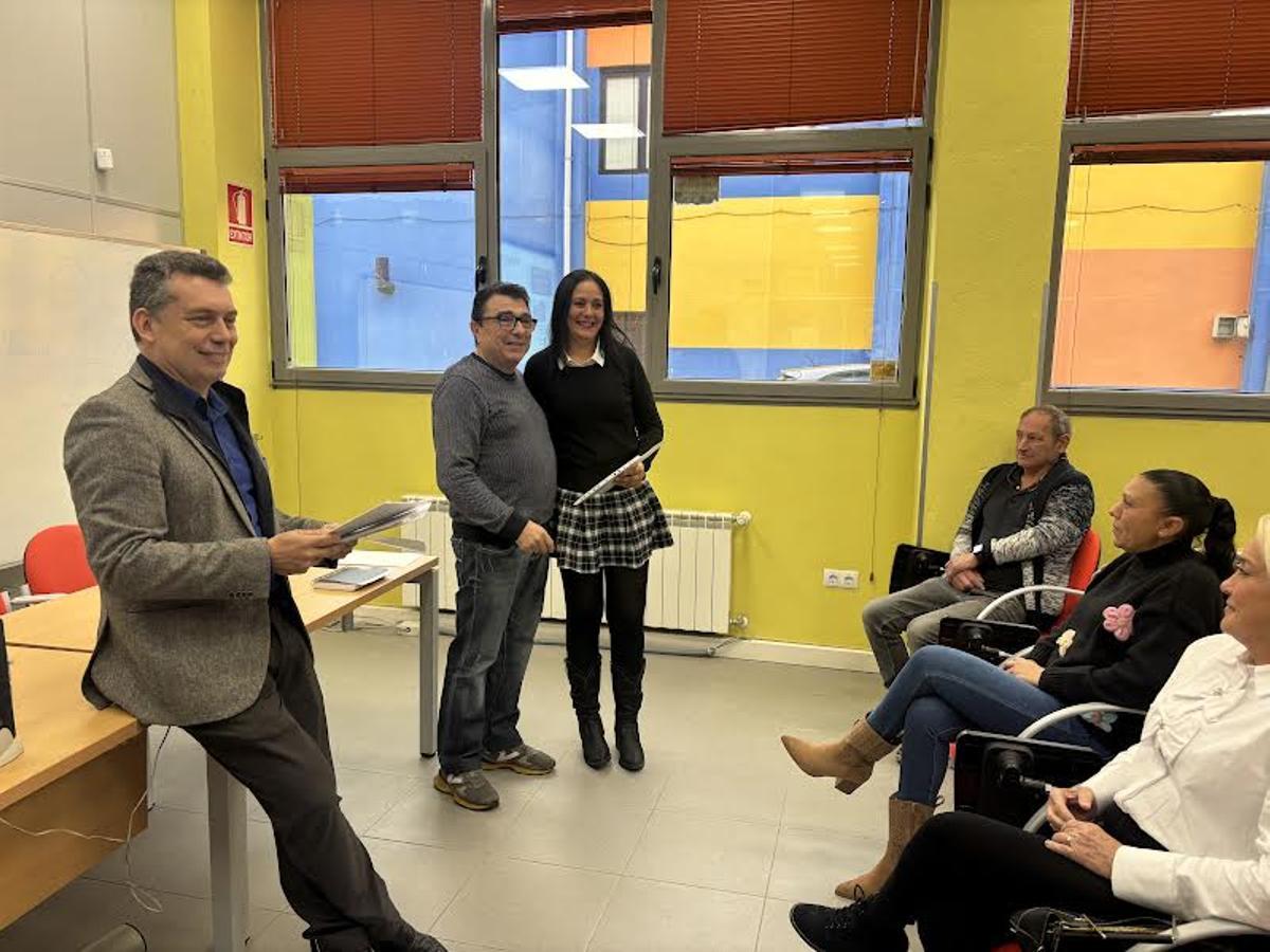 Chema González Beovidez entrega el certificado a Vanessa García en presencia de José Rivas.