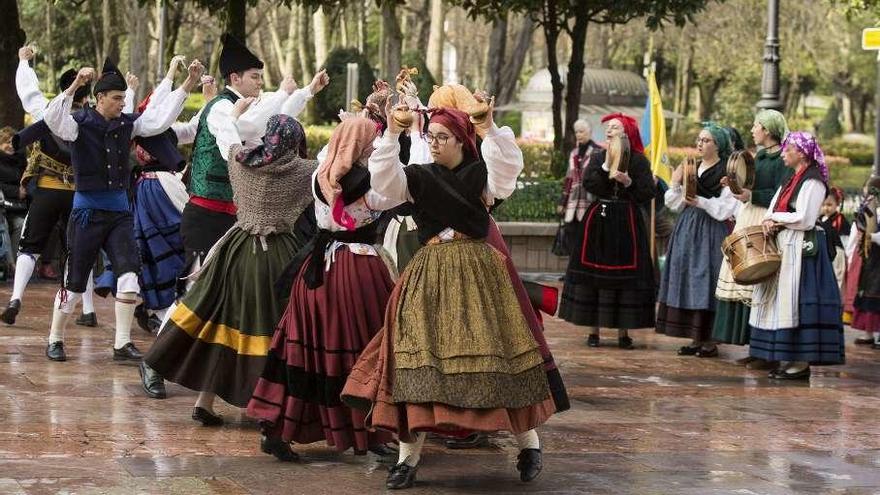 El folclore vuelve a tomar el casco histórico durante los fines de semana