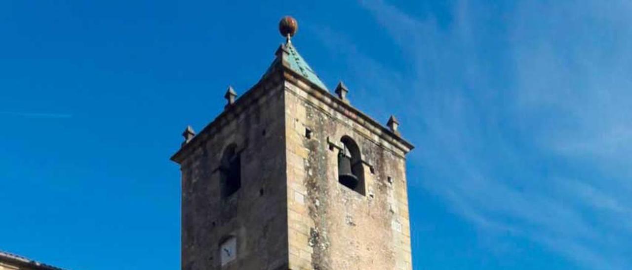 Nicolás Rodríguez, en la plaza de la iglesia de Santa María de la Villa.