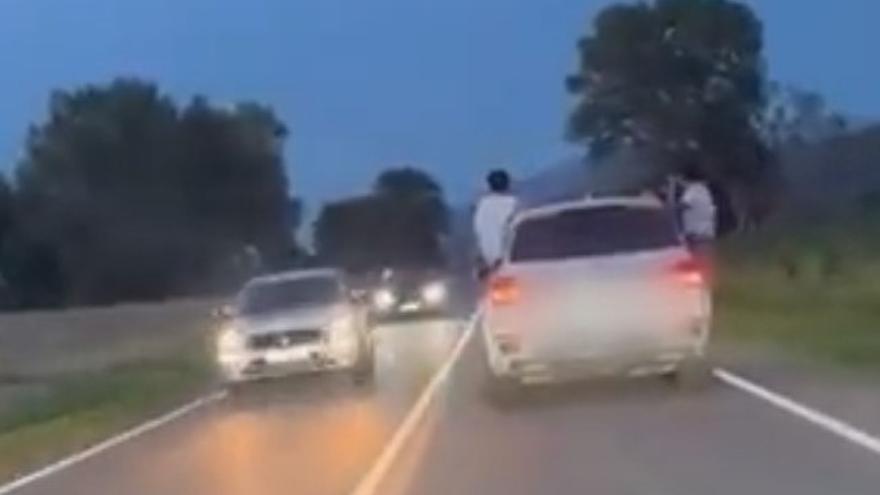 Vídeo | Escàndol a la Cerdanya: Un jove condueix mentre els seus amics treuen tot el cos a l&#039;exterior per les finestres