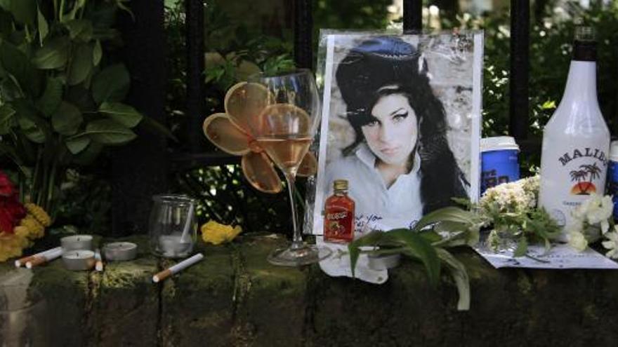 Flores, alcohol y cigarrillos en recuerdo de Amy Winehouse.