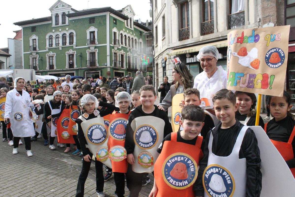 Así fue el divertido y pasacalles de Carnaval del colegio Virgen del Fresno en el mercado