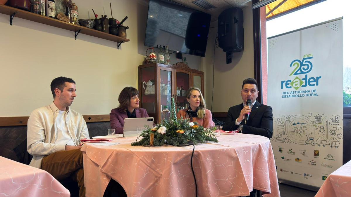 En la mesa redonda, por la izquierda, Xune Andrade, María Blanco (moderadora), Olaya Pérez y Adrián Fernández.