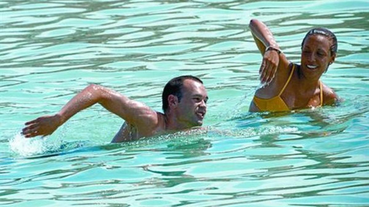 Andrés Iniesta y su novia, Anna, en Formentera, el pasado verano.