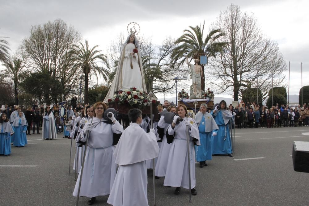 El momento más emotivo es el cambio del manto negro de la Virgen al blanco