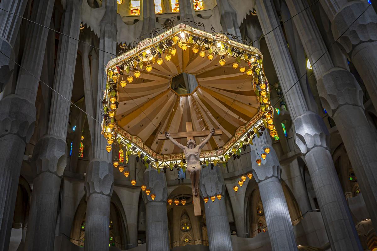 Dos colosales figuras de mármol griego de Thasos, el más blanco del mundo, aguardan a los pies del templo de la Sagrada Família para ser alzadas en octubre a la cima de las torres dedicadas a los evangelistas Juan y Mateo, la primera, como marca la tradición cristiana, un águila, y la segunda, con un esculpido que a veces confunde incluso a los más creyentes, con el aspecto de un hombre alado, sin que eso sea exactamente un ángel.