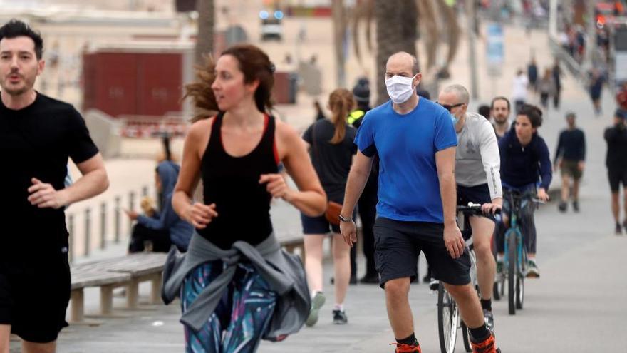 Gent fent esport al passeig marítim de Barcelona