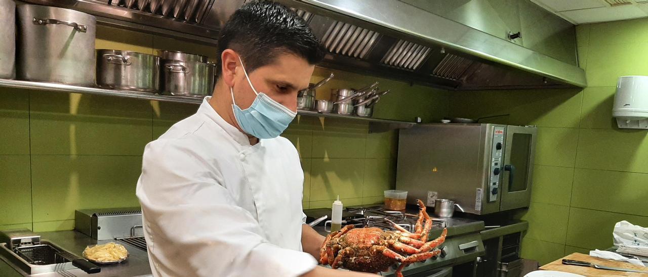 Carlos Novas, ayer en la cocina del Restaurante Nordés, en Bueu.