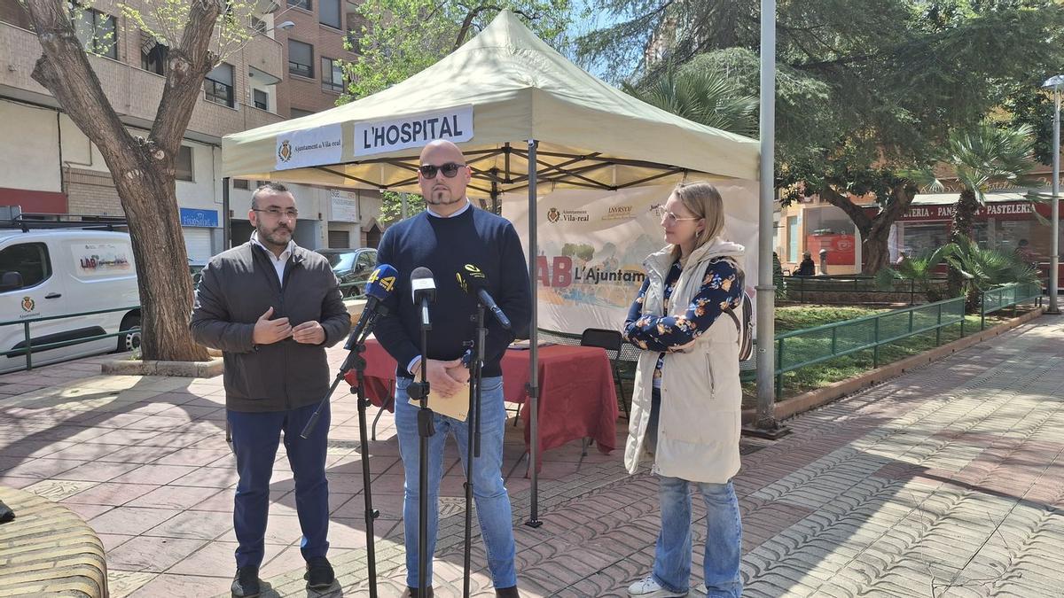 l alcalde y la vicealcaldesa han comparecido ante los medios de comunicación junto al presidente de la asociación de vecinos, Jesús Notari.