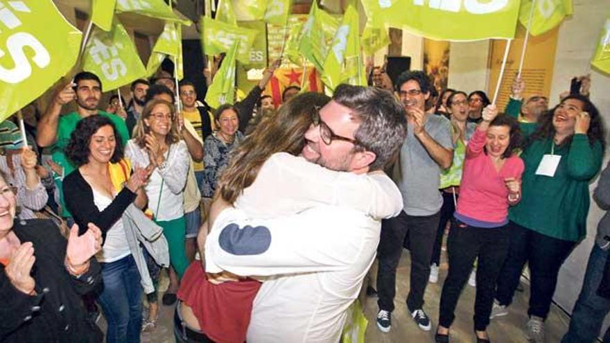 El candidato a alcalde de Més, Antoni Noguera, celebra los resultados en Can Alcover.