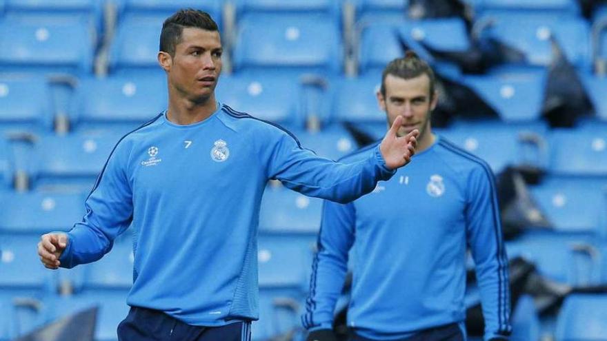 Cristiano, con Bale por detrás, ayer en el entrenamiento oficial.