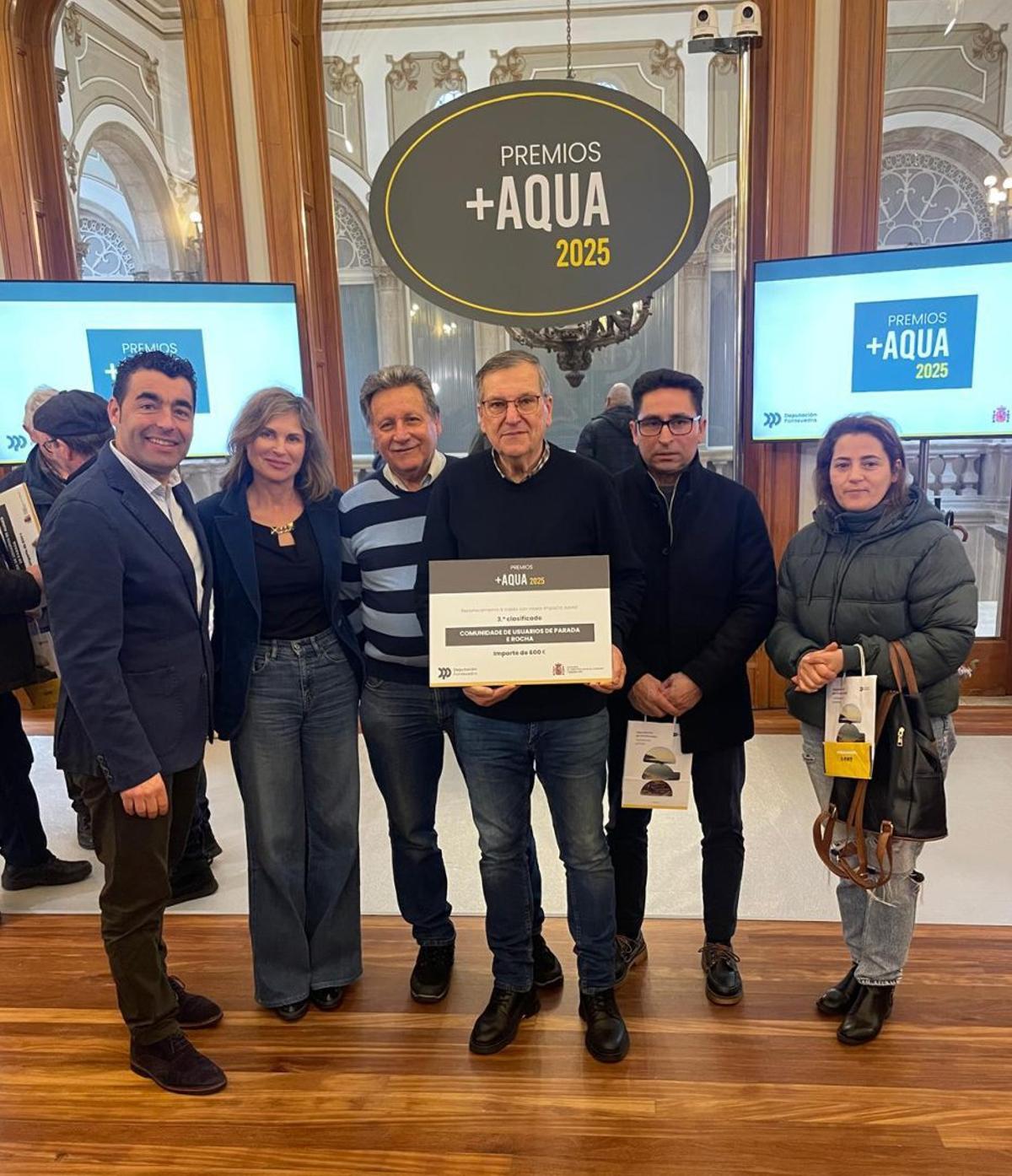 El presidente de la Diputación, Luis López, y la alcaldesa de Ponteareas, Nava Castro, junto a los representantes de la Comunidad de Aguas Parada y Rocha en los premios +Aqua.