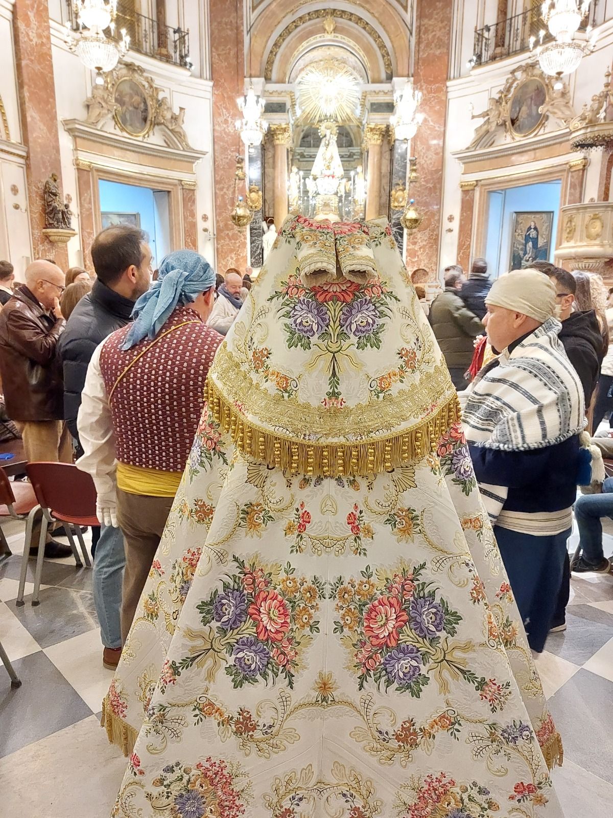 Un manto para la Virgen por los 50 años de la Falla Telefónica