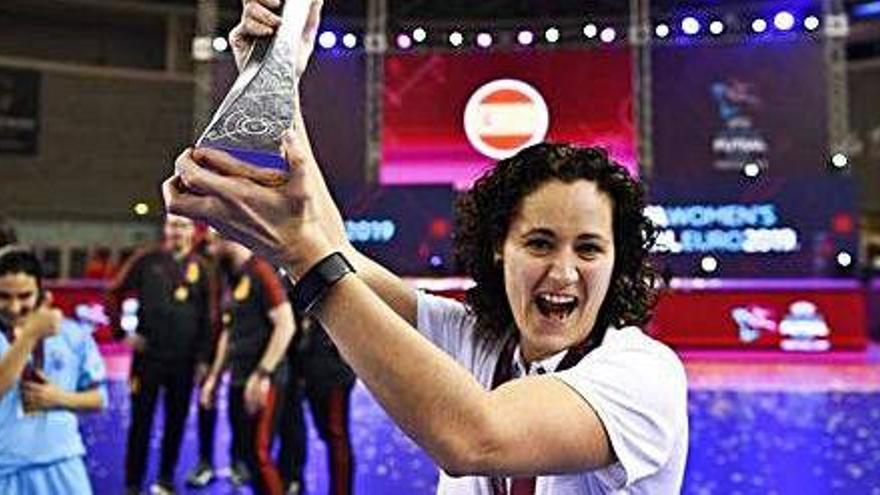 Clàudia Pons amb el trofeu que acredita Espanya com a campiona del primer europeu femení de futbol sala