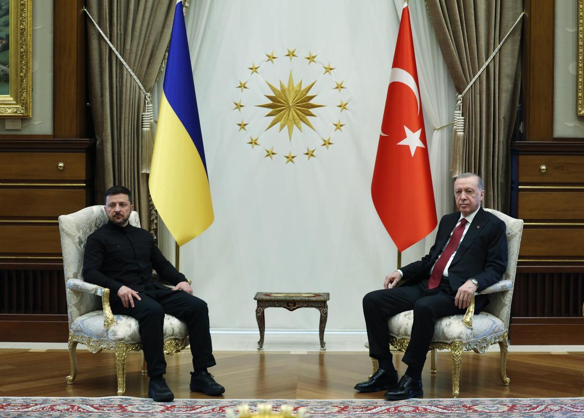 Zelenski se reúne con Erdogan en Ankara para debatir salidas negociadas a la guerra con Rusia