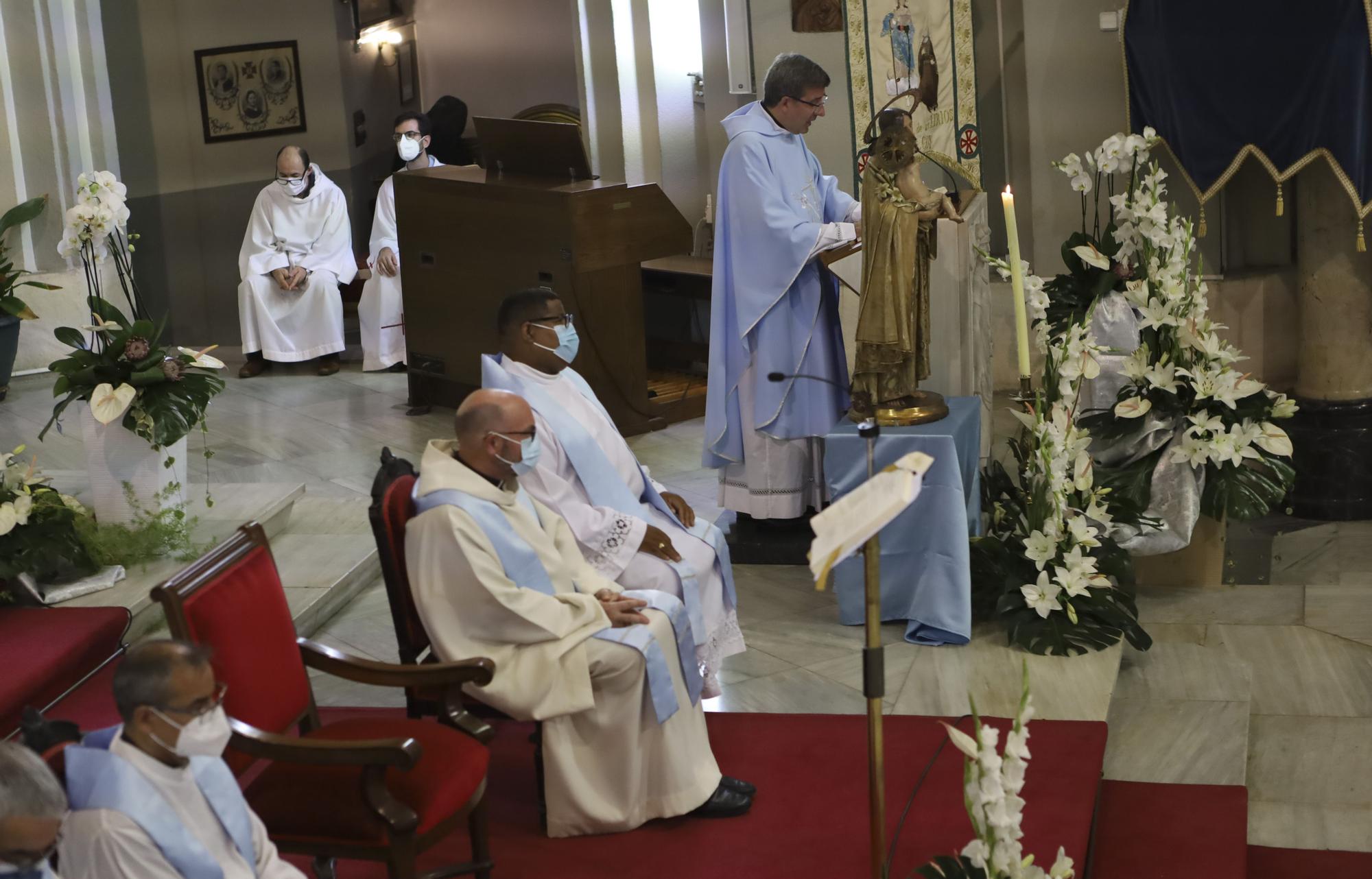 Alcoy homenajea a su patrona con flores