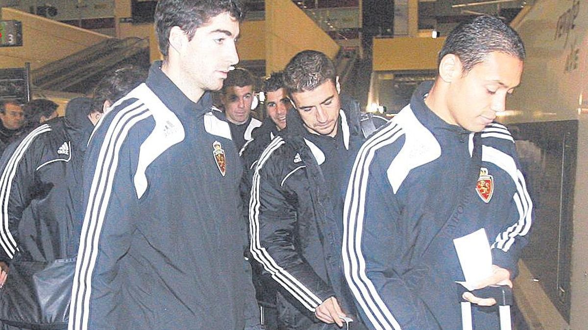 Arizmendi y Oliveira, con Gabi en medio, en un viaje del Zaragoza en enero de 2009 en Segunda.