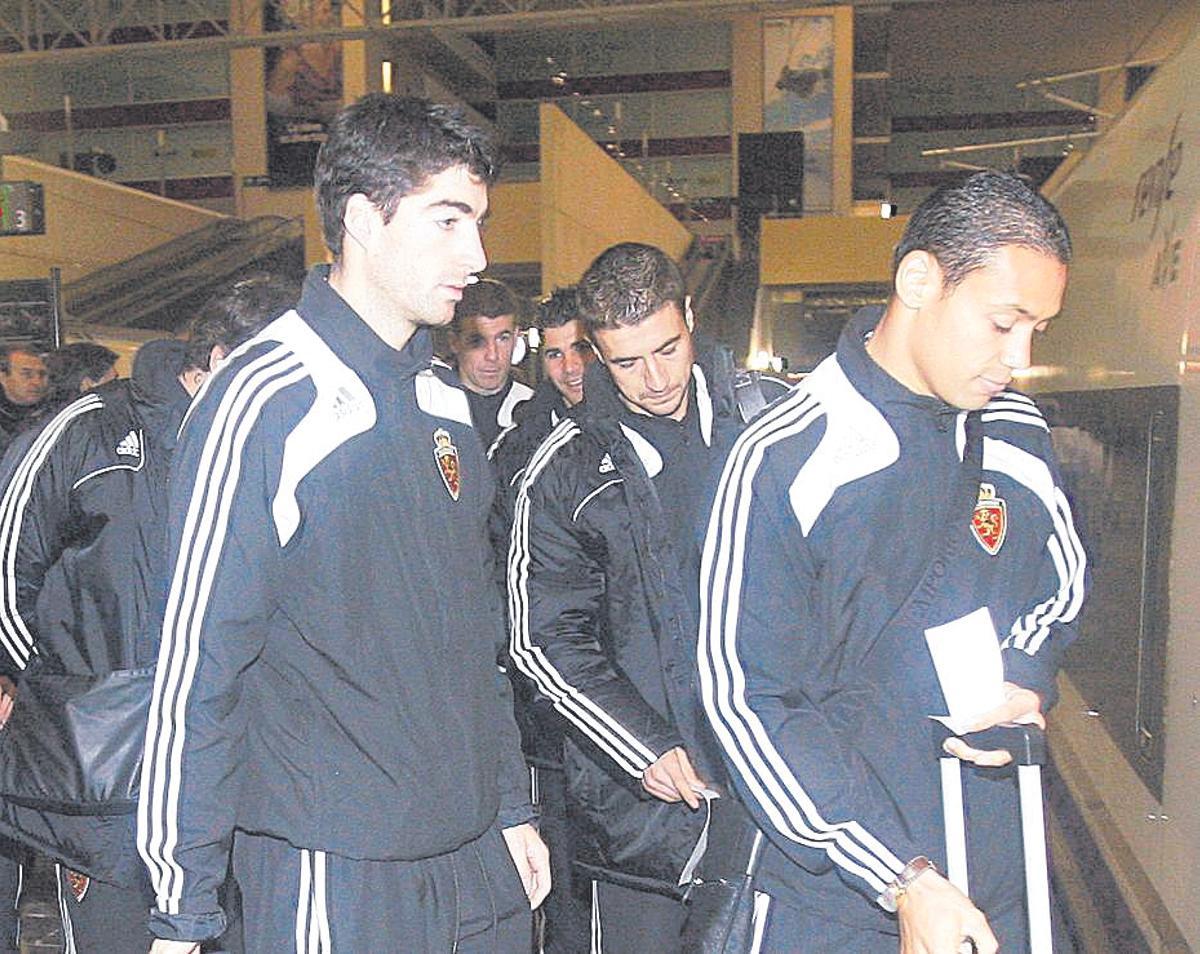 Arizmendi y Oliveira, con Gabi en medio, en un viaje del Zaragoza en enero de 2009 en Segunda.