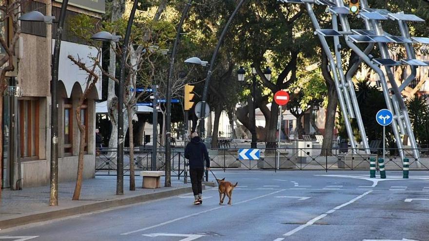 La avenida de España de Vila casi vacía tras decretarse el estado de alarma el pasado mes de marzo.