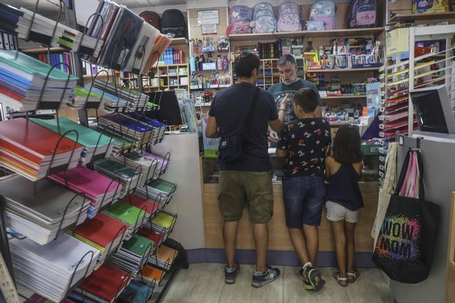 El auge de la compra de material escolar y libros por internet pone en jaque a las papelerías de barrio