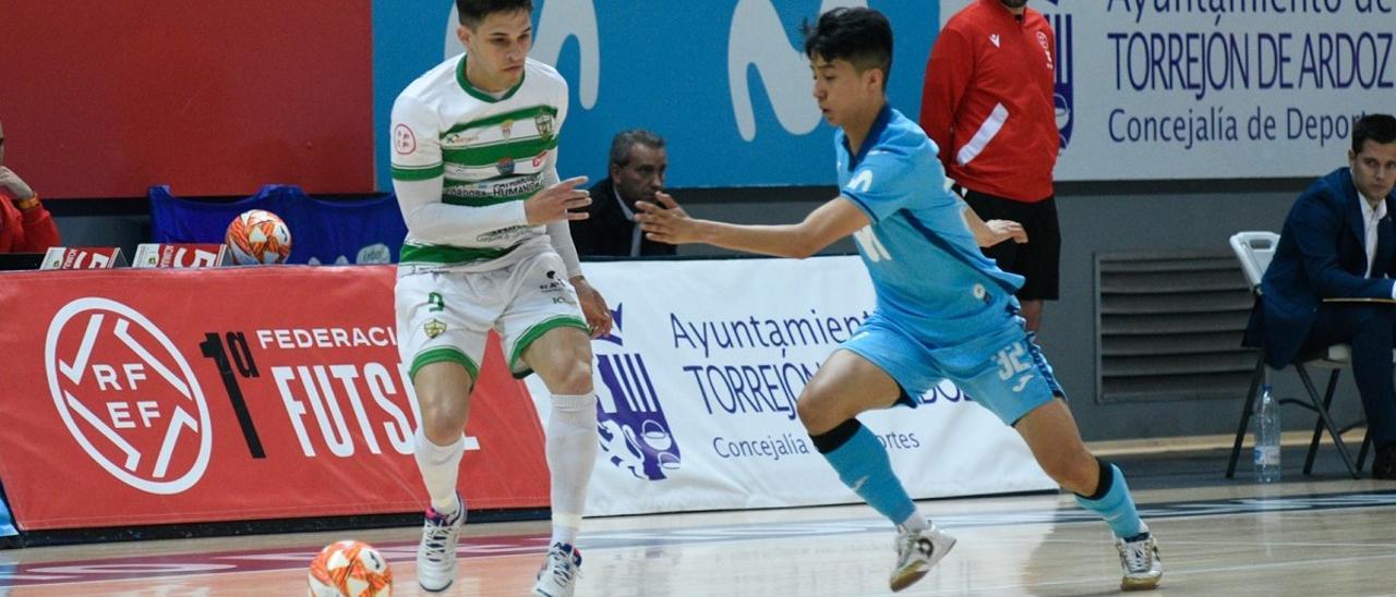 Viana pugna con Kaito en el partido entre Movistar Inter y Córdoba Futsal.