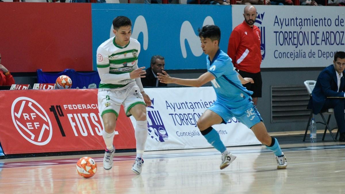 Viana pugna con Kaito en el partido entre Movistar Inter y Córdoba Futsal.