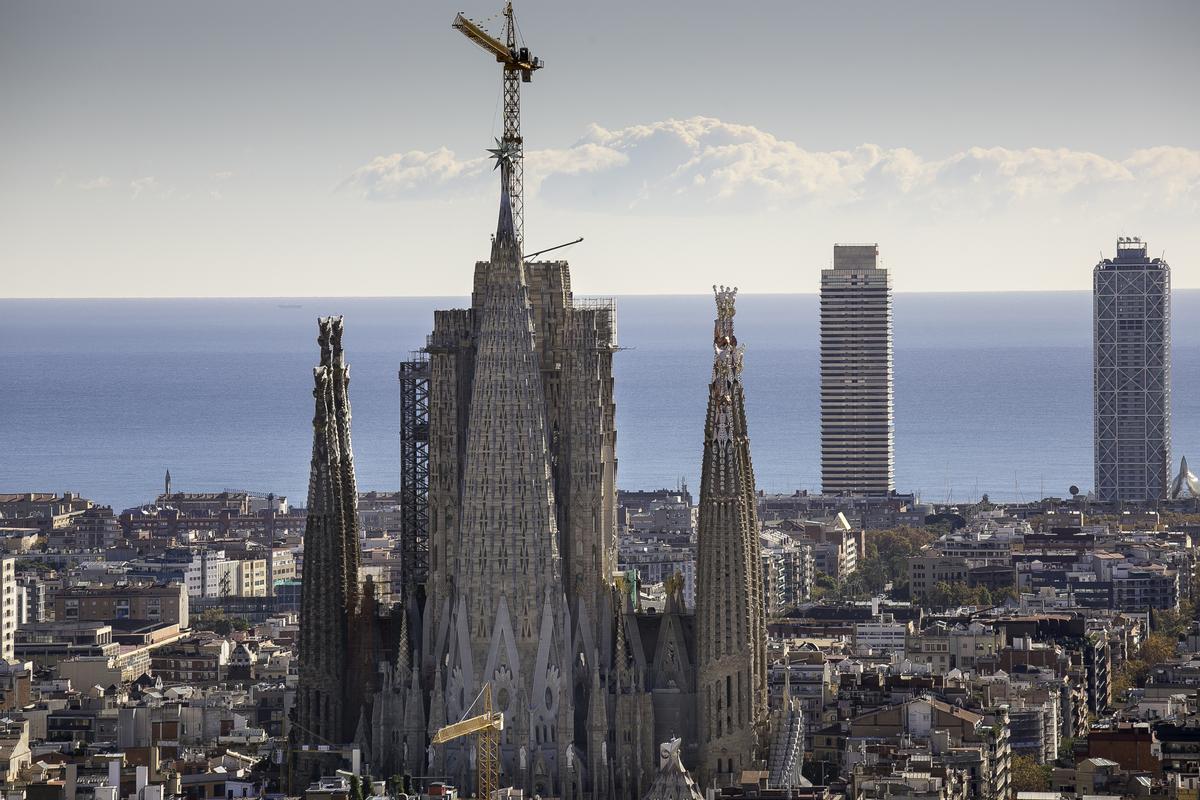 La Sagrada Familia culmina con éxito la colocación de su nueva estrella luminosa