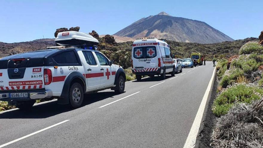 Un momento de la asistencia a las afectadas por el vuelco del vehículo en el Teide.