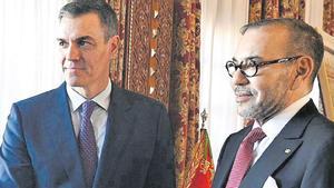 El presidente del Gobierno, Pedro Sánchez, y el rey de Marruecos, Mohamed VI.