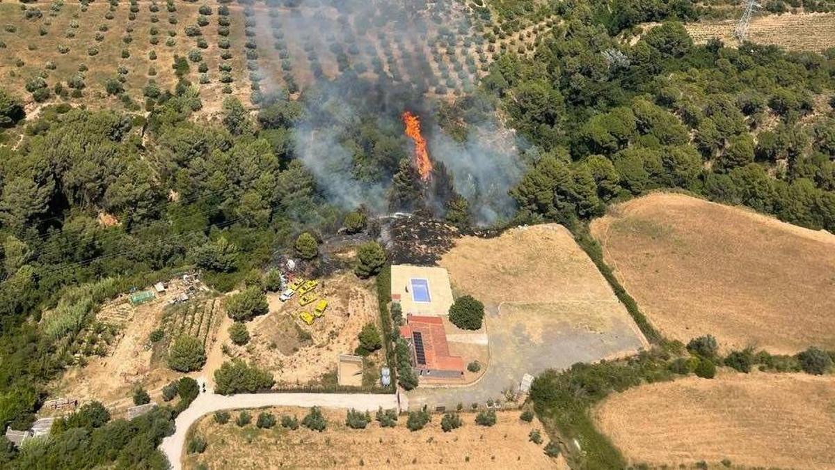 Vista aèria de l'incendi que crema a la urbanització Can Claramunt