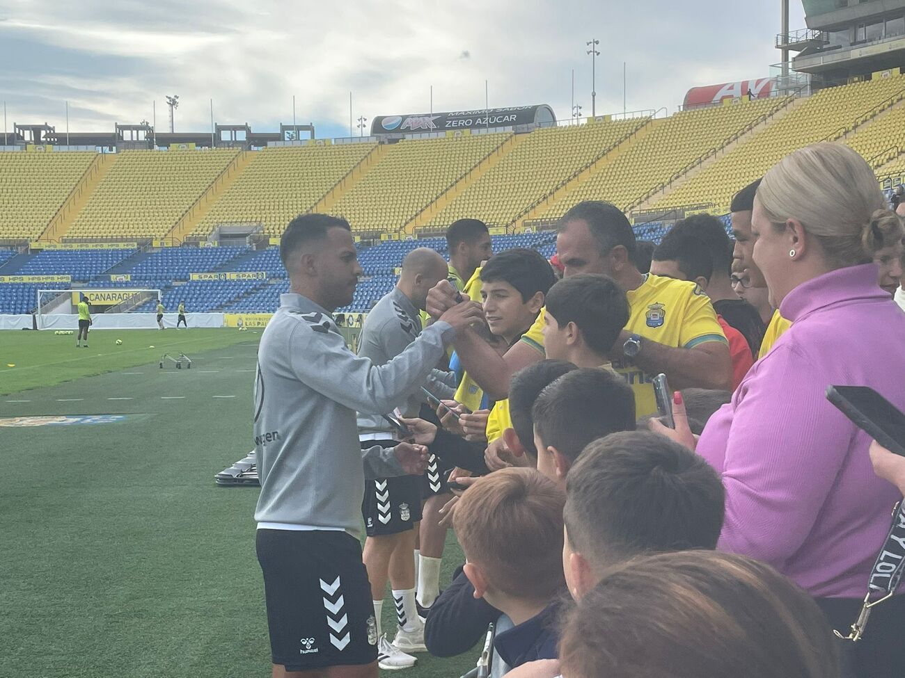 Los aficionados presencian el entrenamiento de la UD Las Palmas