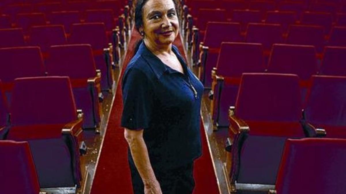 La bailaora Sara Lezana, en la platea del Teatre Tívoli donde recala este verano con 'Carmen'.